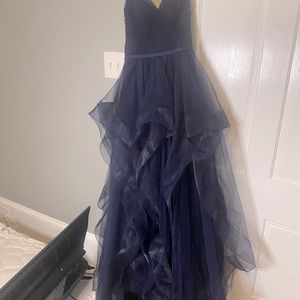Deep blue gown BarcelIna size 6 no stains never worn